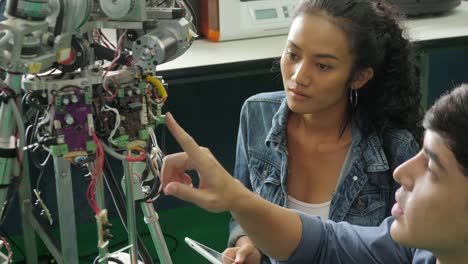 Asiatische-junge-Elektronik-Ingenieur-Bau-&-Befestigung-Robotik-im-Labor.-Menschen-mit-Technologie-oder-Innovation-Konzept.
