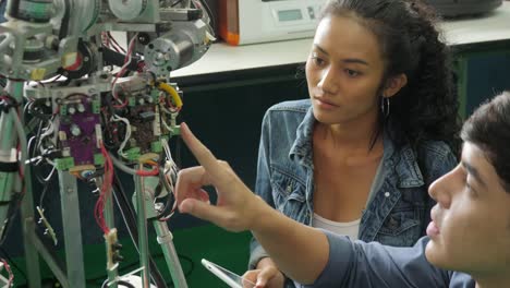 Electrónica-jóvenes-asiático-Ingeniero-robótica-construcción-y-fijación-en-el-laboratorio.-Personas-con-el-concepto-de-tecnología-o-innovación.