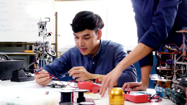 Hombre-Ingeniero-cómo-trabajar-con-prototipos-de-robótica-en-el-taller-de-capacitación.-Personas-con-la-ciencia,-tecnología,-concepto-de-educación.