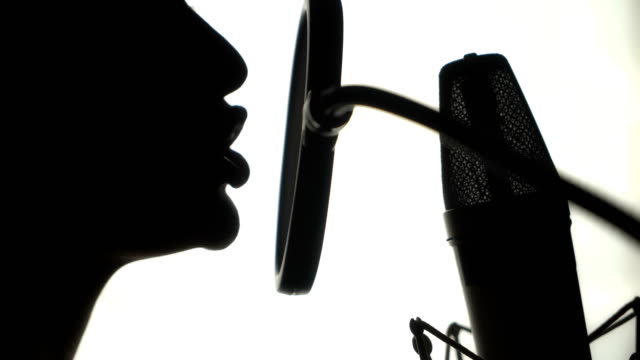 Silhouette-einer-Frau-singt-ein-Lied-in-einem-Tonstudio