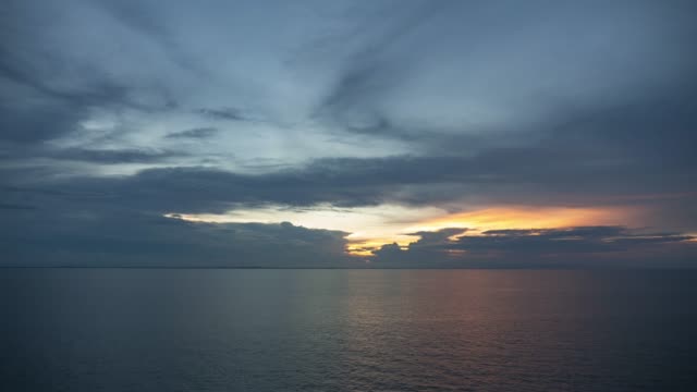 Tiempo-lapso-puesta-de-sol-y-Mar-océano