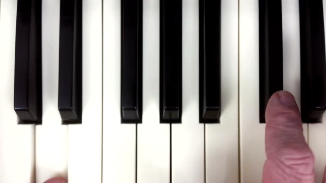 Tiro-de-barra-deslizante-de-manos-tocando-un-piano