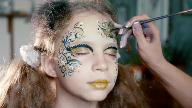 Make-up-artist-make-the-girl-face-art.