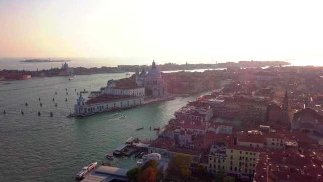 Aerial-Umlaufbahn-über-San-Marco-Platz-bei-Sonnenaufgang-in-Venedig-Italien