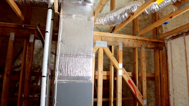 Closeup-auf-thermische-Isolierung-zu-installieren,-auf-dem-Dachbodenisolierung-des-Hauses