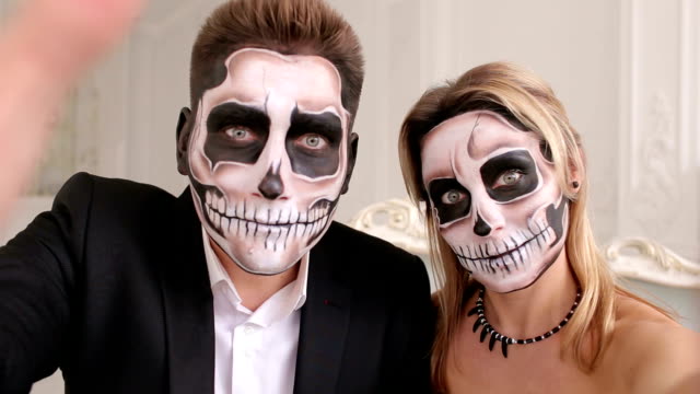 Gruselige-paar-mit-scary-Halloween-Make-up-machen-Selfies-in-einem-Studio.