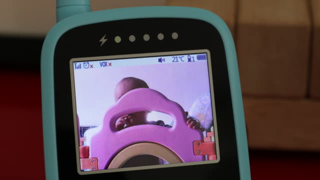 Baby-Boy-im-Monitor-Babyphone