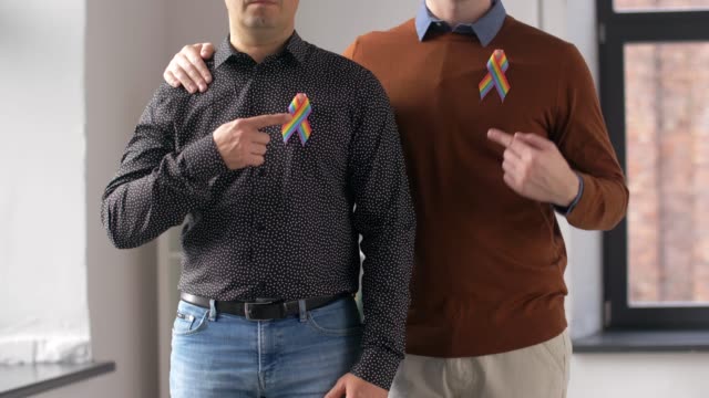 pareja-masculina-con-cintas-de-la-conciencia-de-orgullo-gay