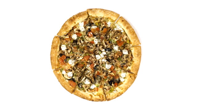 Rotierende-Pizza-mit-geräucherter-Wurst-und-Oliven-auf-einem-weißen-Hintergrund.-Ansicht-von-oben-Mitte-Orientierung