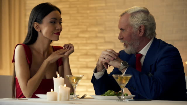 Alter-Mann-lädt-junge-Freundin-für-Tanz,-romantischen-Abend-im-restaurant
