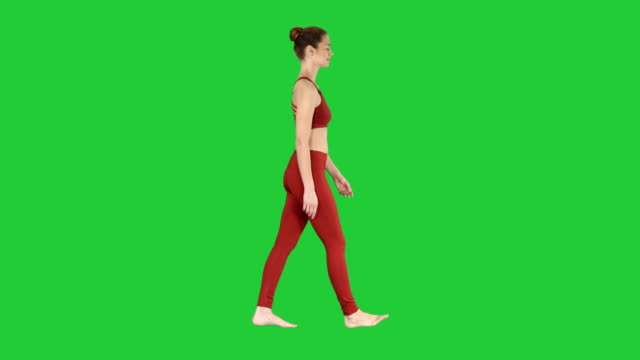 Yoga-woman-walking,-on-a-Green-Screen,-Chroma-Key