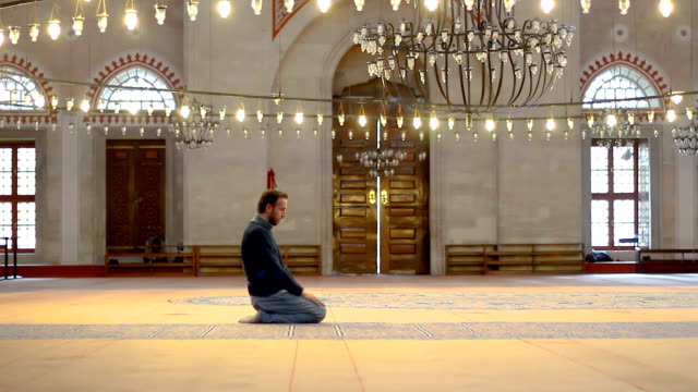 Jóvenes-musulmanes-orando-en-la-mezquita