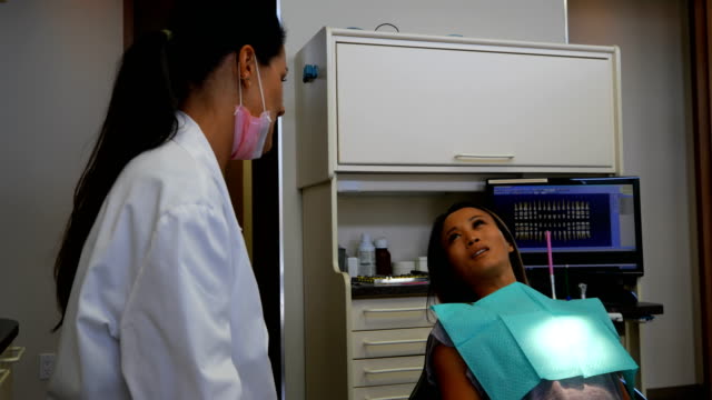 Zahnärztin,-die-Interaktion-mit-Patienten-4k