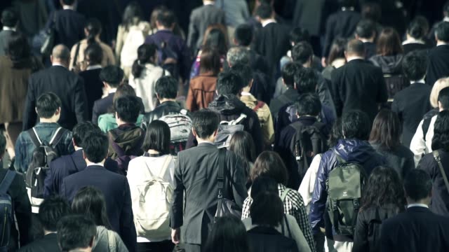 Crowd-of-businessmen-going-to-work-in-the-morning-Shinjyuku-Tokyo-Japan