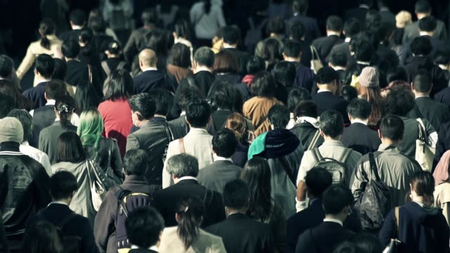 Menge-von-Geschäftsleuten-am-Morgen-Shinjyuku-Tokyo-Japan-arbeiten