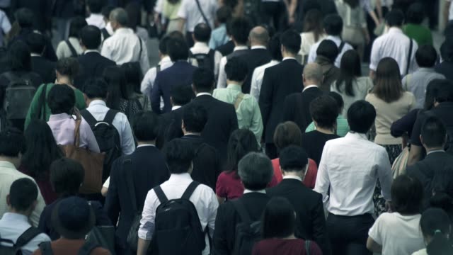 Multitud-de-hombres-de-negocios-va-a-funcionar-por-la-mañana-Tokio-Shinjyuku