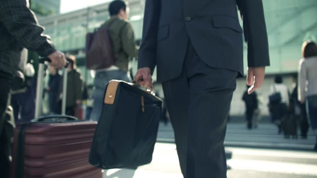 Hombre-de-negocios-japonés-va-a-trabajar-en-la-mañana