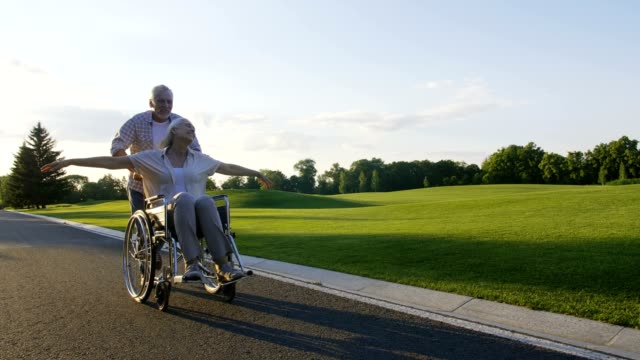 Ehepaar-im-Ruhestand,-Frau-im-Rollstuhl-das-Leben-zu-genießen