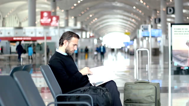 Passagier-eine-Zeitschrift-liest-am-Abflug-Lounge-am-Flughafen