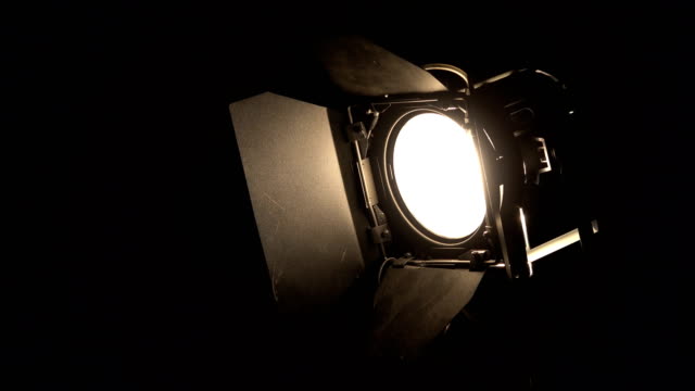 Studio-leuchtet-im-Dunkeln