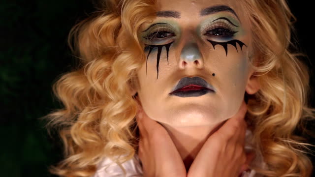 Nahaufnahme-Gesicht-eines-Mädchens-mit-hellem-Make-up-für-Halloween