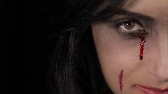 Vampir-Halloween-Frau-Porträt.-Vampir-Mädchen-mit-tropfendem-Blut-in-der-Nähe-von-Augen
