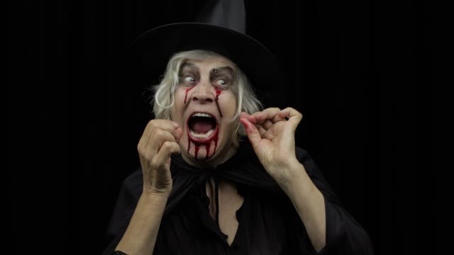 Viejo-maquillaje-de-Halloween-bruja.-Anciana-retrato-con-sangre-en-la-cara.