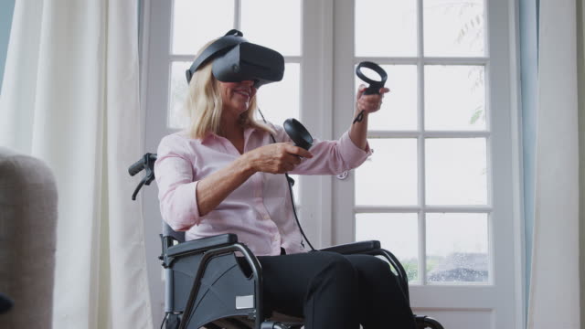 Mujer-discapacitada-madura-en-silla-de-ruedas-en-casa-usando-auriculares-de-realidad-virtual-que-sostienen-los-controladores