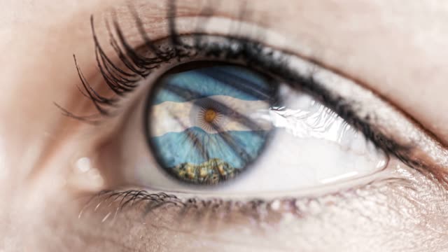Frau-grünes-Auge-in-Nahaufnahme-mit-der-Flagge-von-Argentinien-in-Iris-mit-Windbewegung.-Videokonzept
