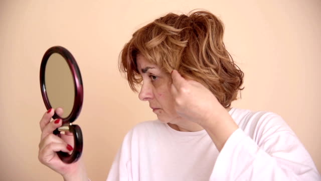 Woman-looking-at-the-mirror