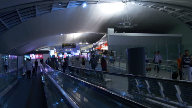 Singapur-Changi-Flughafen-duty-free-Hall-Travelator-Fahrt-voll-Panorama-4k-Filmmaterial