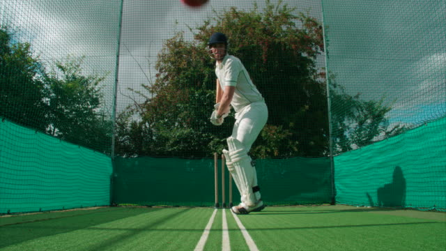 Ein-Cricket-Spieler-tun-net-Praxis-trifft-den-Cricketball.