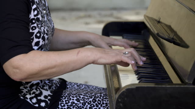 Alte-Frau-mit-dem-Klavierspiel