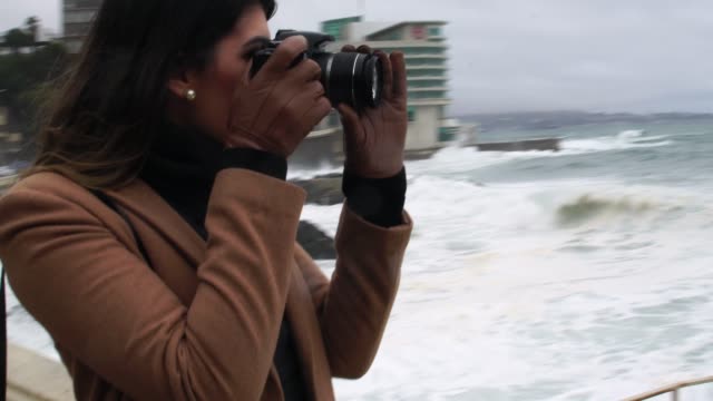 Mujer-fotografiando-mar-tempestuoso-en-Via-del-Mar,-Chile