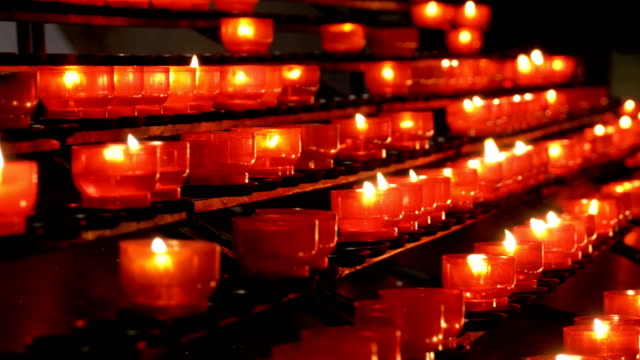 Viele-brennende-Kerzen-in-der-christlichen-Kirche