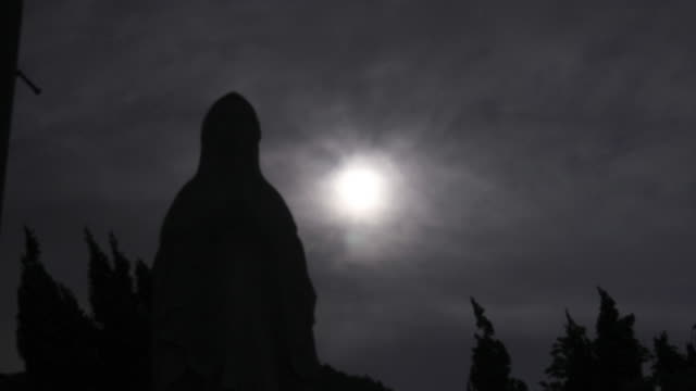 La-Virgen-María-en-el-cementerio-con-la-luna-en-escena-de-la-silueta