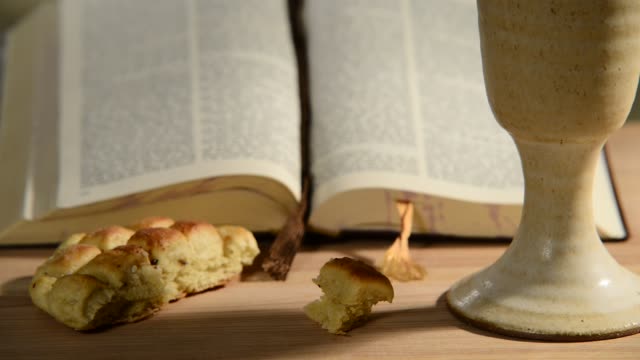 Bibel-mit-Kelch-und-Brot,-schwenken,-verschieben