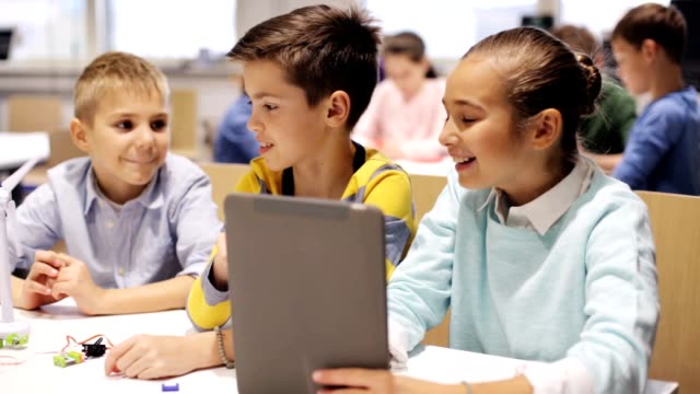 niños-con-la-programación-de-tablet-pc-en-la-escuela-de-robótica