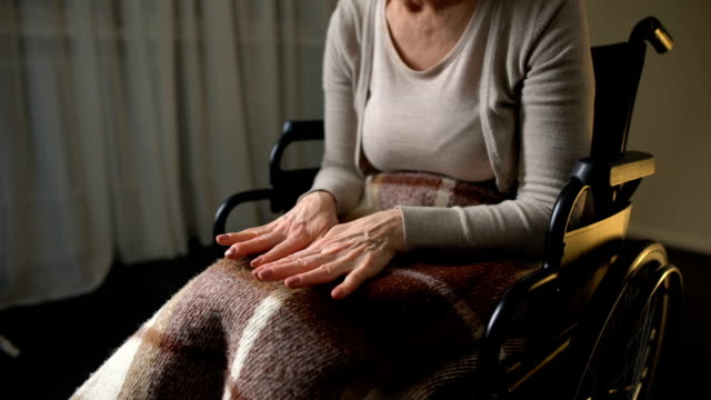 Ältere-Dame-Händeschütteln-und-Weinen,-Symptome-der-Alzheimer-Krankheit-zu-betrachten