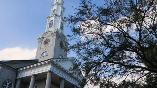 Tag-außen-Kirchturmspitze-der-unabhängige-Presbyterianische-Kirche-von-Savannah