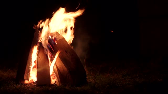 fire-burning-at-night,-campfire-on-dark-autumn-night-warmth