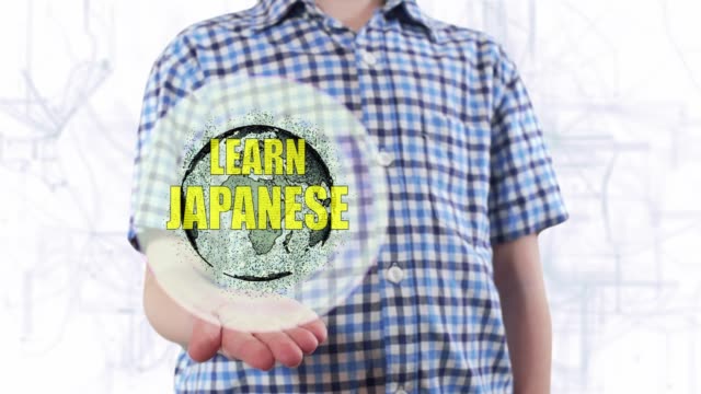 Junger-Mann-zeigt-ein-Hologramm-des-Planeten-Erde-und-Text-lernen-Japanisch