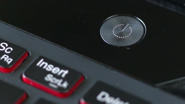 Presionar-el-botón-Power-para-encender-la-computadora-portátil