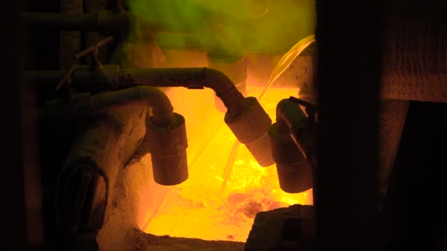 Heißer-Stahl-Gießen-im-Stahlwerk.-In-the-Frame-wird-durch-spezielle-Kanäle-für-das-weitere-Rollen-mit-einer-speziellen-Maschine-geschmolzenes-Metall-gegossen.-Moderne-metallurgische-Industrie