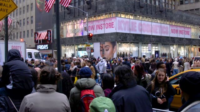 Large-Foot-Traffic-Crowds-Gather-In-Front-Of-Saks-Fifth-Ave-and-Rockefeller-Center-For-Christmas-Events