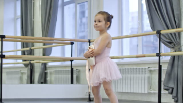 Mädchen-Ballettlehrer-Bewegungen-wiederholen