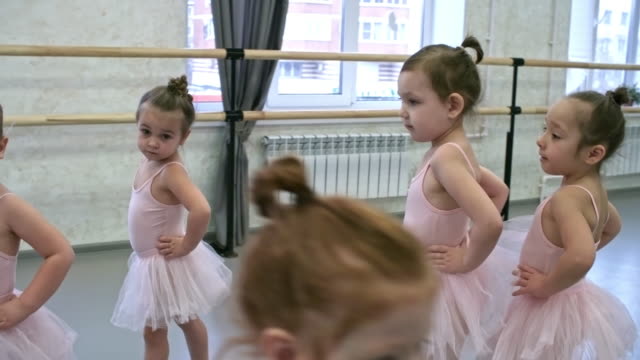 Kleinen-Ballerinas-laufen-im-Kreis