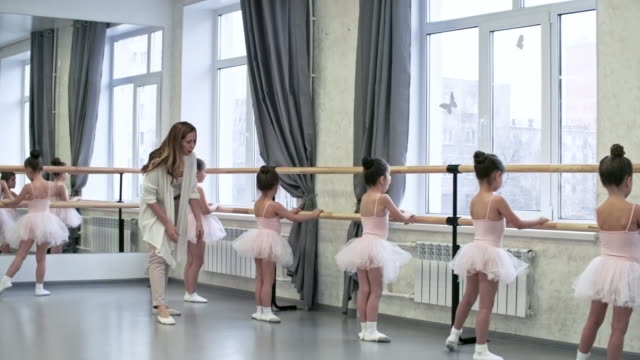 Kleinen-Ballerinas-arbeiten-an-Körperhaltung