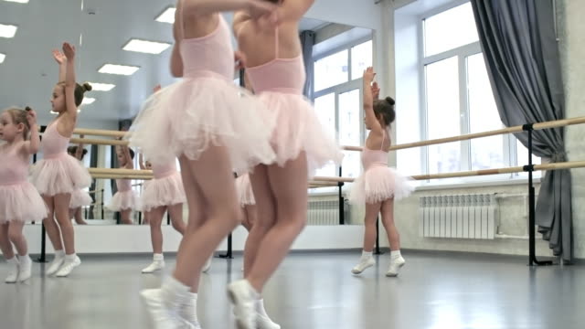 Warming-Up-für-Ballett-Klasse-Mädchen