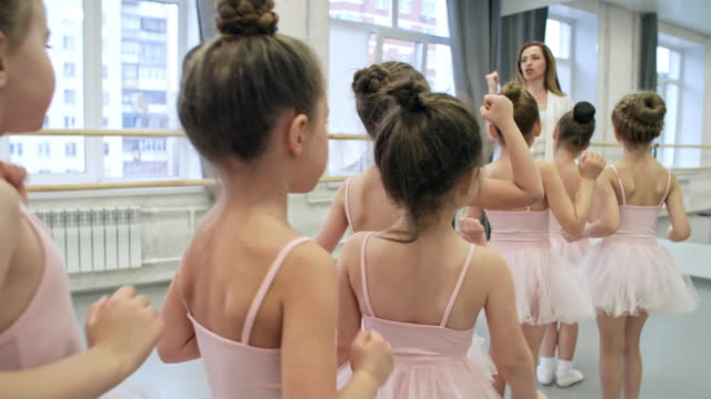 Kleinen-Ballerinas-Tanzschritte-lernen